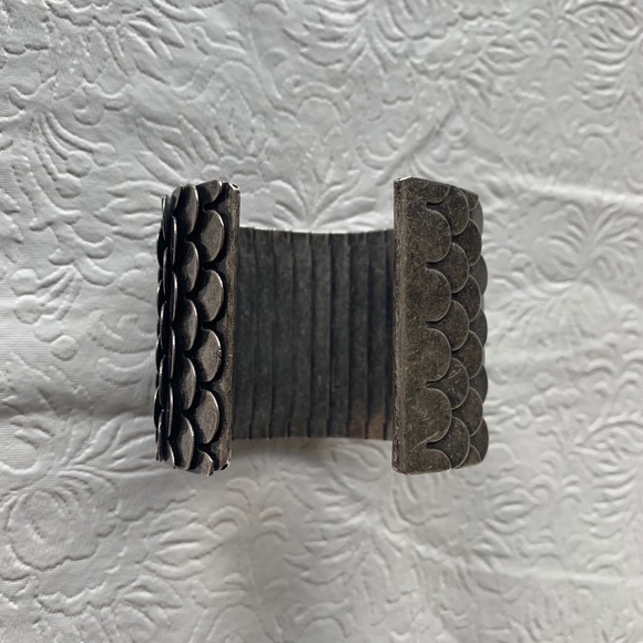 🔥HOST PICK🔥 Dark Silver Cuff/Bracelet with scales - Picture 5 of 6